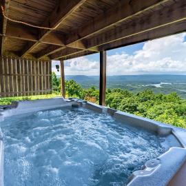 Moose Tracks with beautiful views and a hot tub, ξενοδοχείο σε Bryant