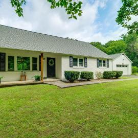 Fishing Trips & Waterfall Hikes! Alleghany Cottage: Covington şehrinde bir otel