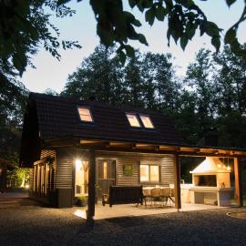 Forest Cabin Nest-Family Retreat for 7 with Sauna & Hot tub, Hotel in Gornji Mihaljevec