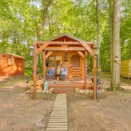 Glamping Getaway w/ Porch in Wisconsin Northwoods, hotel em Siren
