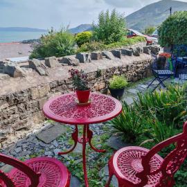 Fantastic sea views at Century's old Alma's Cottage - Sleeps up to 8 guests, hotel in Penmaen-mawr