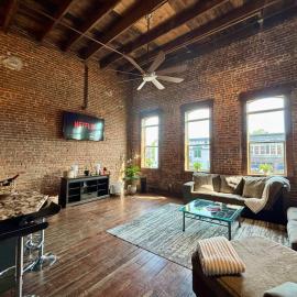 Loft in the Heart of Town-3BR-2bath-500Mbps WiFi-4car parking-EV-boat