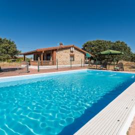 Cabaña pet-friendly con piscina y patio privado, hotel in Valverde de Mérida