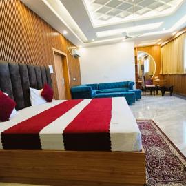 Hotel Grand Mau-Rya And Restaurant In Siwan, khách sạn ở Siwān