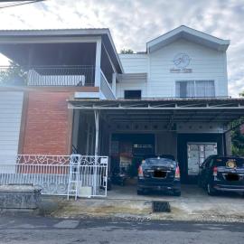 Resy home syariah family room dekat alun2 wonosobo, hotel a Kalianget