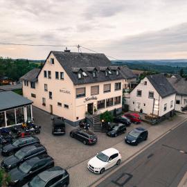 Landgasthaus Moselhöhe، فندق في Liesenich