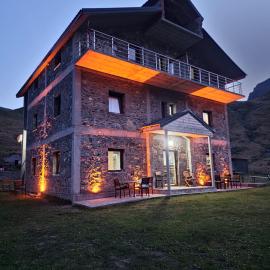 Sylbica Guesthouse, hotel in Tropojë