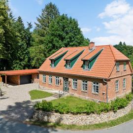 GUT KLETKAMP "Försterei" - Freistehendes Backsteinhaus mit 4 Schlafzimmern ruhig am Waldrand gelegen I Kamin I Garten & Terrasse I 15 Min zur Ostsee I 3 Bäder I Küche I Parkplatz I WLAN