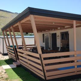 Sunrise Wellbeing mobile home for mindful, vegetarian, active rest, just 35 meters from the sea: Grebaštica şehrinde bir otel