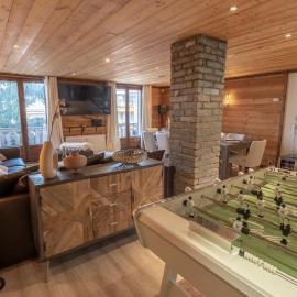 Catered chalet ideal location centre of Alpe d'Huez - 4 en-suite bedrooms - sauna - private home cinema - 10 people, hotel in L'Alpe-d'Huez