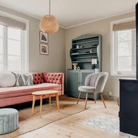 Cozy wooden house with wood stove in Småland, hotel din Stenberga