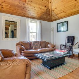 < 1 Mi to Beaches: Home w/ Deck in Oak Bluffs, hotel a Oak Bluffs