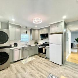 Cozy 3-Beds in 2-Bedrooms Apartment Near Quincy Adams, hotel in Quincy