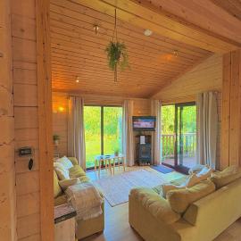 Luxury Woodland Lodge near Clovelly & Bude、Woolfardisworthyのホテル