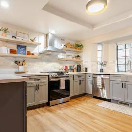 Sleeps 10 Cozy Modern Cabin 4 bedroom 3 bath 2400 sq ft 3 story by lake, ξενοδοχείο σε Crestline
