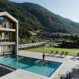 Monroc Hotel, hotel u gradu 'Commezzadura'