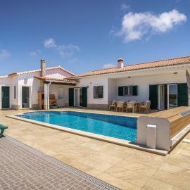 Sunny Ocean Villa with pool near Monte Clérigo beach