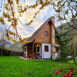 Căsuța cu Alune, hotel in Rîmeţi-Valea Uzei