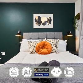 Luxurious 4Bedroom House By Homebird Property Management Short Lets & Serviced Accommodation Leeds With Private Parking, Garden & Patio Area