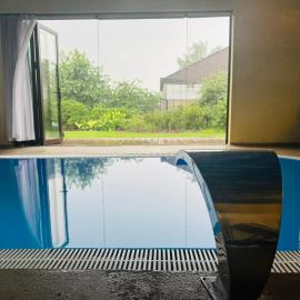 Family apartment with pool & garden view, hotell i Mārupe