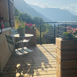 Light spacious, recently refurbished Studio near to Courchevel, hotel in Courchevel