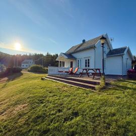 Idyllisk feriehus på vakre Bjarkøy, hotel a Harstad