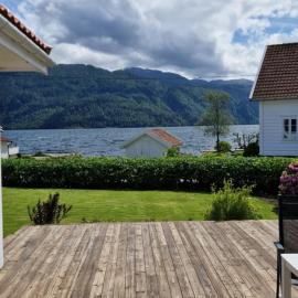 Hus ved sjøen, med strand og naust, hotel en Sauda