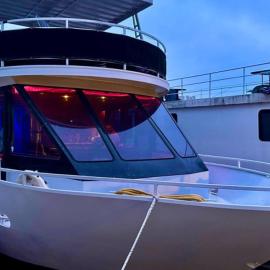 b3 Couples Therapy Yacht, hotel i La Crosse