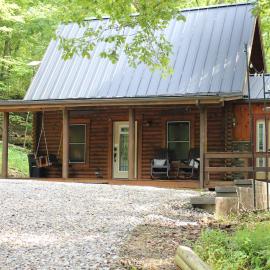 New Hot Tub - Diamond Creek Cabin Sleeps Up to 6, hotel a Gallipolis