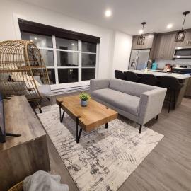 Entire Upper Level Suite - East Regina, hotel u gradu 'Regina'