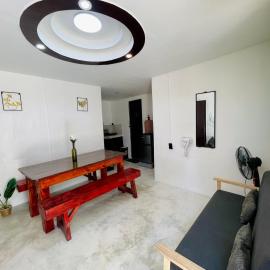 A 2-BR house in General Luna with Fast WiFi, hótel í Catangnan