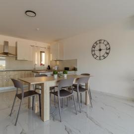 Luqa Penthouse 6 with 3 bedroom, hotel i Luqa