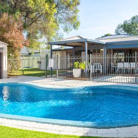 Happy Daze Beach House-Pool, hotel in Broadwater