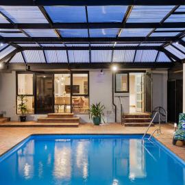 The Pool House - Heated Indoor Pool & BBQ Area, Hotel in Rosebud