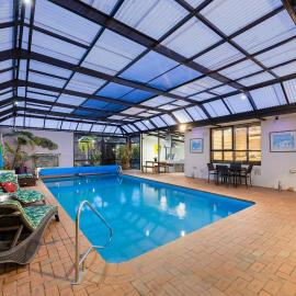 The Pool House - Heated Indoor Pool & BBQ Area
