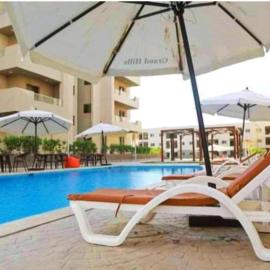 غرفة فندقية بقرية جراند هيلز الساحل الشمالي Grand Hills North, hotel in Dawwār ‘Abd Allāh