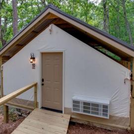 Luxury Glamping Tent with Jacuzzi on the Deck in Alabama, Hotel in Scottsboro