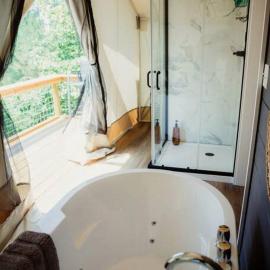 Amazing Luxurious Safari Tent with Sauna and Bath in Kentucky, hotel in Cadiz