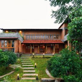 SaffronStays Trisara by the Lake, hotel in Hosūr