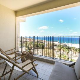 Serene Studio Apt w Balcony Overlooking the Sea