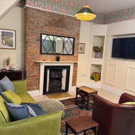 Beautifully refurbished 2 bedroom flat、サイレンセスターのホテル
