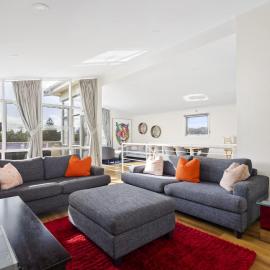 Coastal Beach Home - 50m to Beach - Pet Friendly, hotel in Frankston