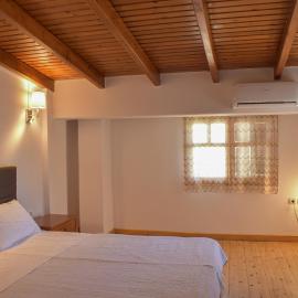 Quiet Wood-Style Maisonette, hotel a Lávrion