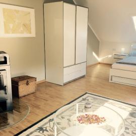 Elegante Ferienwohnung mit Kaminofen im Thüringer Wald, hotel in Manebach