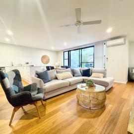 Stylish 4BR Retreat with Water Views, hotel in Port Macquarie