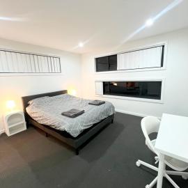 Spacious Queen Room with Attached Bathroom - OR1, hotel din Guildford
