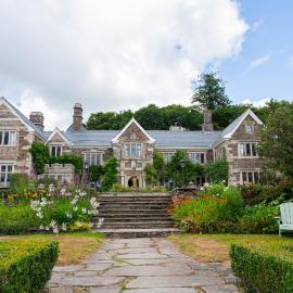Lewtrenchard Manor, готель у місті Lewdown