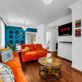 80's Retro Toronto Time Capsule - 2 Bedrooms, отель в Торонто