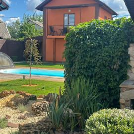 Стильний котедж для родини та друзів - басейн, сауна, hotel a Novosëlovka