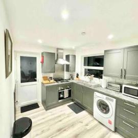 Swindon 3 Bedroom spacious home parking & garden